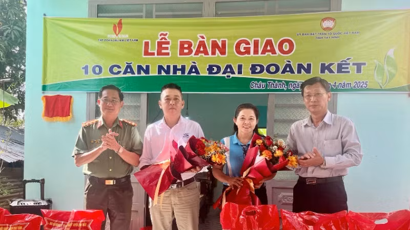 Đại tá Nguyễn Văn Trãi, Ủy viên Ban Thường vụ Tỉnh ủy, Giám đốc Công an tỉnh Tây Ninh tặng hoa cảm ơn Báo Nhân Dân, Tập đoàn Dầu khí Quốc gia Việt Nam và Công ty cổ phần Xi-măng Fico.