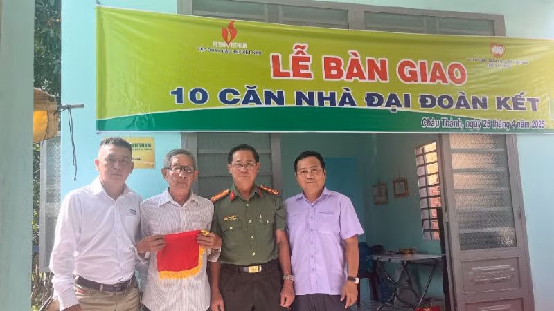 Đại tá Nguyễn Văn Trãi, Ủy viên Ban Thường vụ Tỉnh ủy, Giám đốc Công an tỉnh Tây Ninh, và Phó Chủ tịch Ủy ban Mặt trận Tổ quốc Việt Nam tỉnh Tây Ninh Hồ Đức Hải dự khánh thành nhà đại đoàn kết tặng ông Nguyễn Văn Dễ.