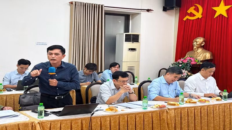 Một nhà khoa học đóng góp ý kiến tại hội nghị.