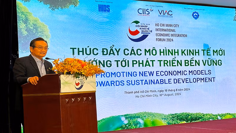 TS Trần Du Lịch, Phó Chủ tịch Trung tâm Trọng tài quốc tế Việt Nam phát biểu tại diễn đàn.