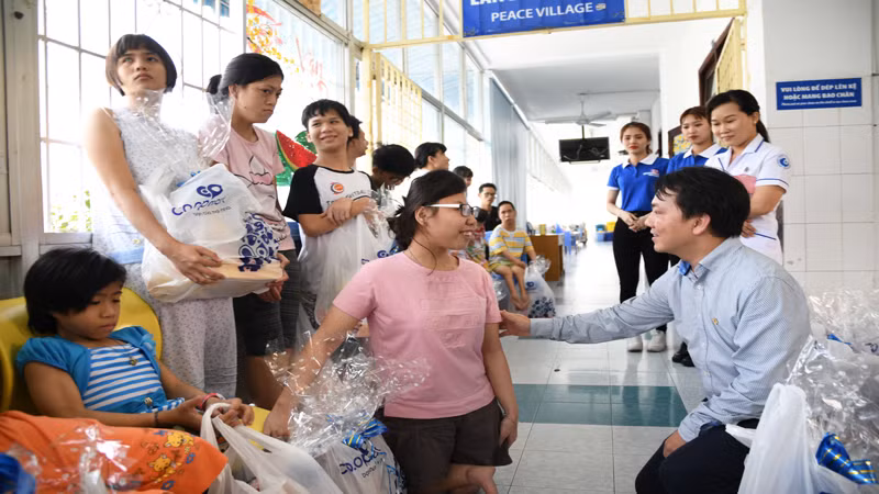 Ngoài chuẩn mực chung, cán bộ còn có thêm phẩm chất “Trọng nghĩa, Bao dung, Năng động, Tiên phong, Thực tế”. (Ảnh: Phó Bí thư Đảng ủy Saigon Co.op Nguyễn Anh Đức trong chuyến thăm trẻ khuyết tật)