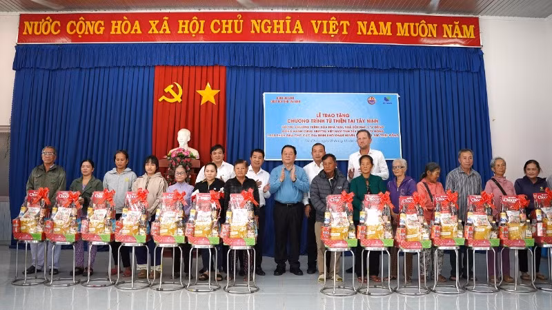 Đồng chí Nguyễn Trọng Nghĩa, đơn vị tài trợ và lãnh đạo huyện Tân Châu tặng quà cho gia đình chính sách và gia đình có hoàn cảnh khó khăn.