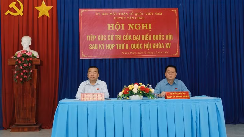 Đồng chí Nguyễn Trọng Nghĩa và đồng chí Phạm Hùng Thái tiếp xúc cử tri huyện Tân Châu, tỉnh Tây Ninh.