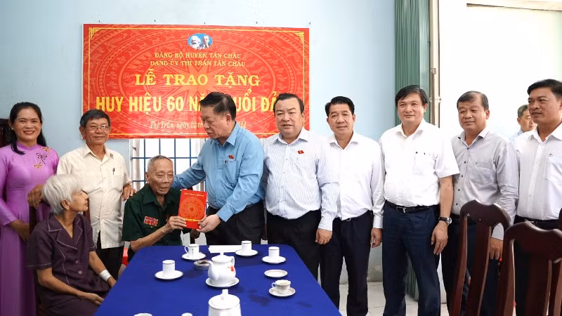 Đồng chí Nguyễn Trọng Nghĩa và đoàn công tác tặng quà Đại tá Lê Văn Trung.