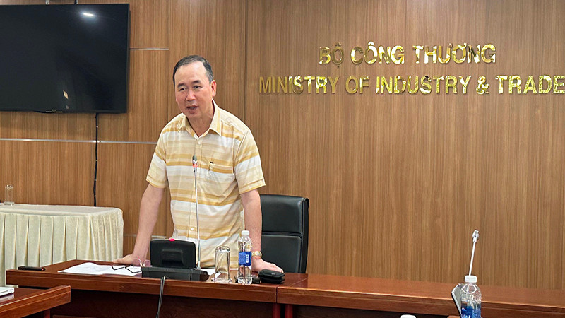 Vụ trưởng Vụ Thị trường trong nước (Bộ Công thương) Phan Văn Chinh phát biểu tại buổi làm việc.