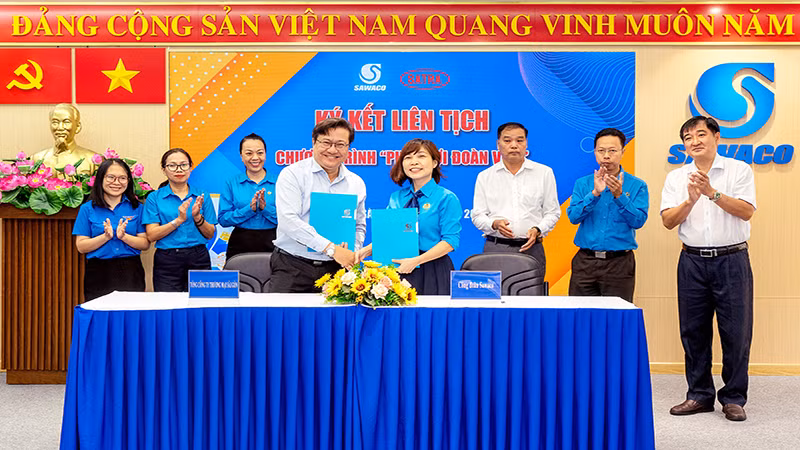 Phó Tổng Giám đốc SATRA Nguyễn Tuấn (trái) trao Biên bản thỏa thuận hợp tác Chương trình “Phúc lợi đoàn viên” năm 2024 cho Chủ tịch Công đoàn Sawaco Vũ Phương Thảo.