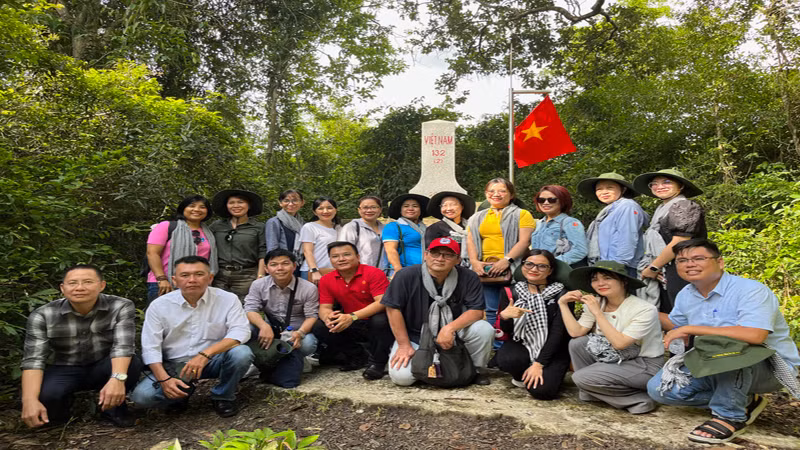 Du khách tham quan Cột mốc biên giới trong Vườn Quốc gia Lò Gò-Xa Mát.