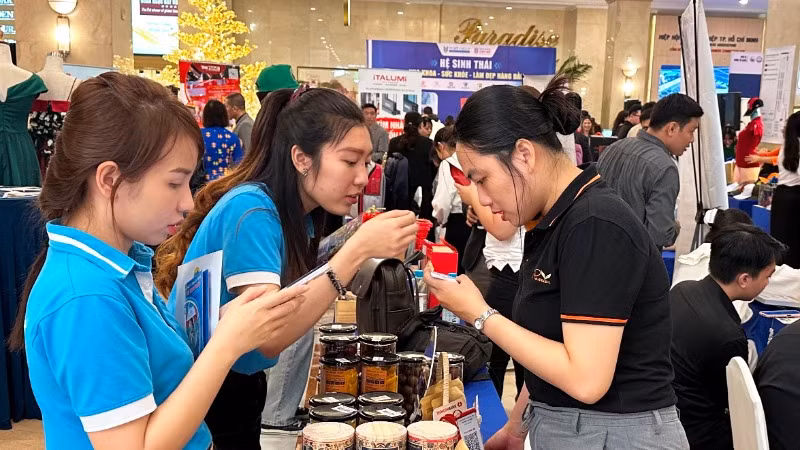 Người tiêu dùng, khách tham quan tìm hiểu những sản phẩm hàng hóa được trưng bày tại chương trình