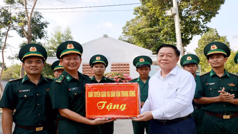 Đồng chí Nguyễn Trọng Nghĩa, Ủy viên Bộ Chính trị, Bí thư Trung ương Đảng, Trưởng Ban Tuyên giáo và Dân vận Trung ương tặng quà Đồn Biên phòng Chàng Riệc.