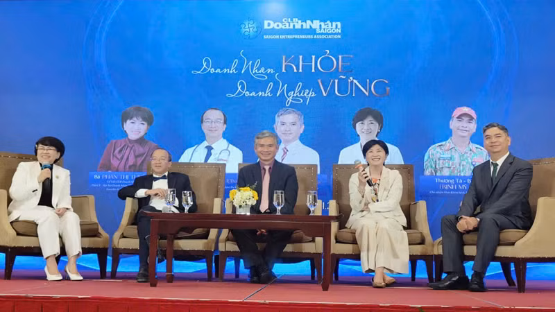 Các chuyên gia y tế tham gia tọa đàm.