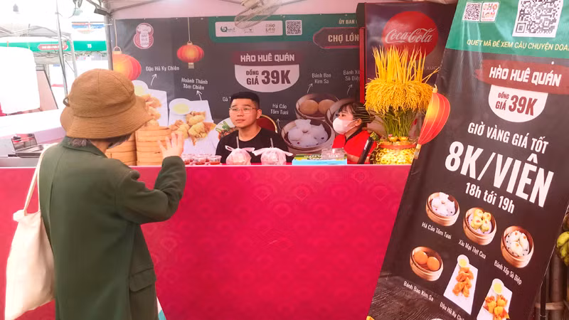 Khách tìm hiểu các món ăn tại một gian hàng trong lễ hội.