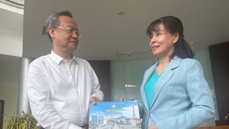 Đồng chí Trần Kiến Văn tặng quà lưu niệm đồng chí Nguyễn Thị Xuân Hương.