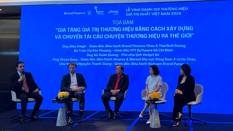 Các chuyên gia quốc tế và đại diện doanh nghiệp hàng đầu Việt Nam tham gia một tọa đàm tại diễn đàn