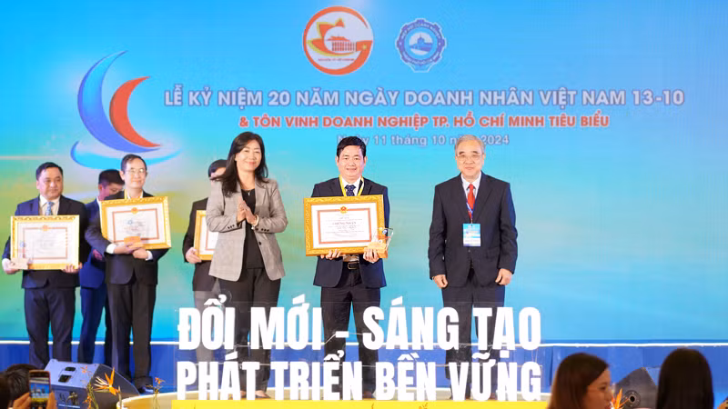 Đại diện Ban tổ chức trao danh hiệu Doanh nghiệp tiêu biểu cho lãnh đạo Tổng Công ty Thương mại Sài Gòn-TNHH Một thành viên (SATRA).