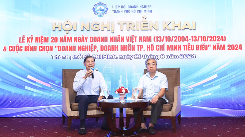 Lãnh đạo HUBA giải đáp những thắc mắc của báo chí và các doanh nghiệp.