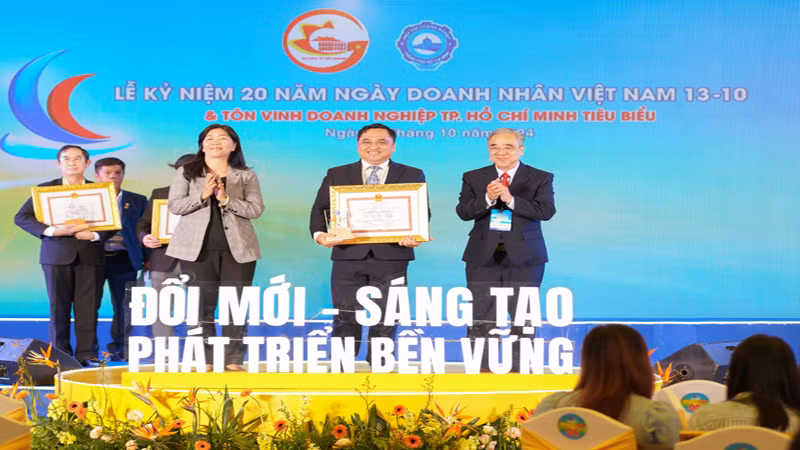 Ông Nguyễn Phúc Khoa, Chủ tịch Hội đồng quản trị VISSAN (đơn vị thành viên của SATRA) nhận danh hiệu ““Doanh nghiệp, Doanh nhân Thành phố Hồ Chí Minh tiêu biểu” năm 2024.