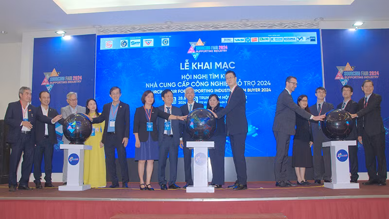 Các đại biểu thực hiện nghi thức khai mạc Hội nghị tìm kiếm nhà cung cấp công nghiệp hỗ trợ năm 2024.