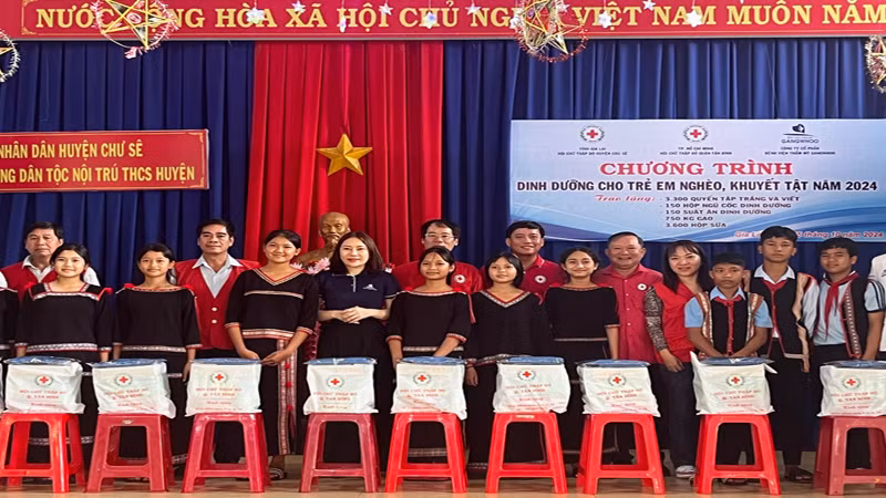 Trao hàng trăm suất ăn dinh dưỡng và quà cho học sinh Trường Phổ thông Dân tộc nội trú huyện Chư Sê (Gia Lai).