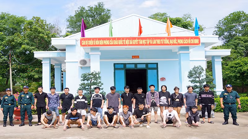 Các lao động người Việt Nam bị lực lượng chức năng Campuchia trao trả về nước ngày 9/7, hé lộ đường dây mua bán người xuyên quốc gia của đối tượng Đới Thị Yến Linh. (Ảnh: Lê Quân)