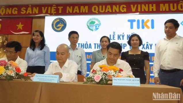 Đại diện Sở Công thương, Sở Nông nghiệp và Phát triển nông thôn Thành phố Hồ Chí Minh và Sở Giao dịch hàng hóa Việt Nam ký kết Biên bản ghi nhớ hợp tác xây dựng sàn giao dịch thịt heo thành phố.