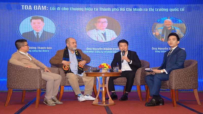 Các diễn giả tham gia thảo luận tại diễn đàn.