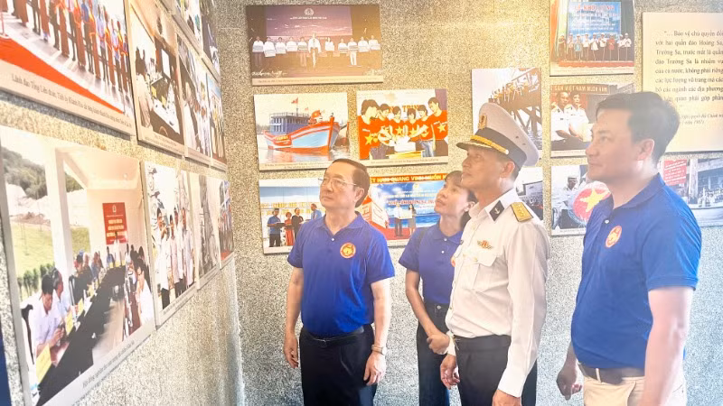 Đồng chí Huỳnh Thành Đạt, Ủy viên Trung ương Đảng, Phó Trưởng Ban Tuyên giáo và Dân vận Trung ương, thăm nơi trưng bày kỷ vật liệt sĩ.