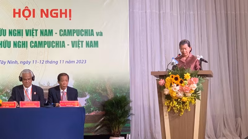 Bà Men Sam An, Chủ tịch Hội Hữu nghị Campuchia-Việt Nam, phát biểu tại hội nghị.