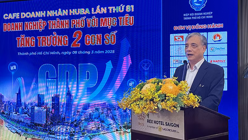 Phó Giáo sư, Tiến sĩ Trần Đình Thiên phát biểu tại chương trình.