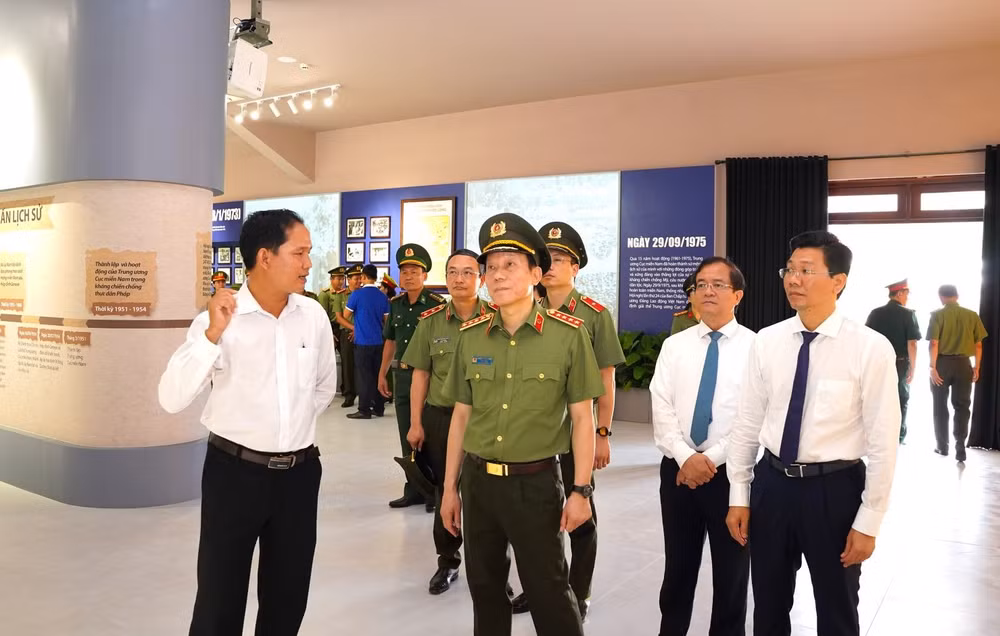 Đại tướng Lương Tam Quang, Ủy viên Bộ Chính trị, Bộ trưởng Công an và lãnh đạo tỉnh Tây Ninh tham quan tại nhà trưng bày Khu di tích lịch sử văn hóa quốc gia đặc biệt Căn cứ Trung ương Cục miền nam.