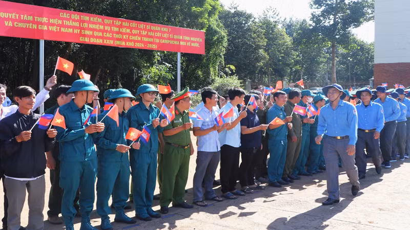 Các Đội K70 và K71 xuất quân.