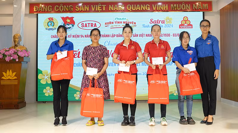 Đại diện Công đoàn SATRA tặng quà các gia đình công nhân có hoàn cảnh khó khăn.
