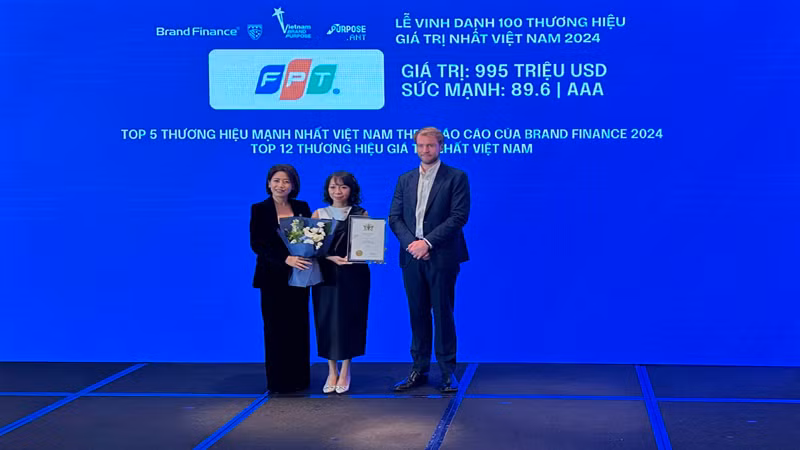 Ban tổ chức trao chứng nhận vinh danh các thương hiệu giá trị nhất Việt Nam năm 2024 cho đại diện Công ty cổ phần FPT