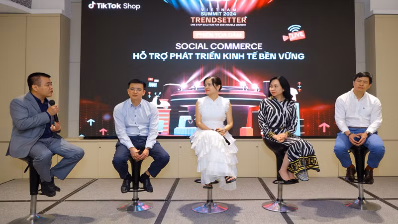 Các đại biểu, diễn giả tham gia cuộc tọa đàm tại sự kiện.