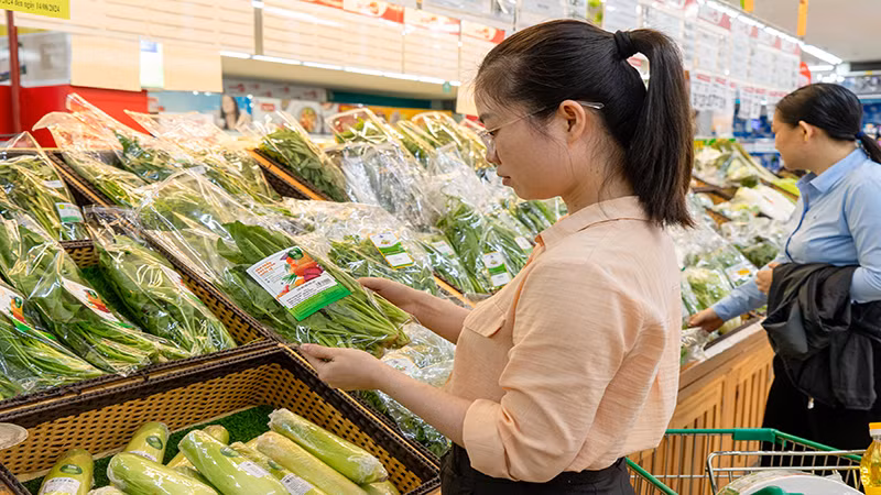 SATRA chủ động cung cấp thông tin cho các nhà cung cấp, khuyến khích họ tự nguyện đăng ký tham gia chương trình “Tick xanh trách nhiệm”. Ảnh chụp tại Satramart Siêu thị Sài Gòn. Ảnh: SATRA