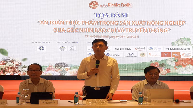 Tổng Biên tập Báo Kinh tế và Đô thị Nguyễn Thành Lợi phát biểu khai mạc toạ đàm