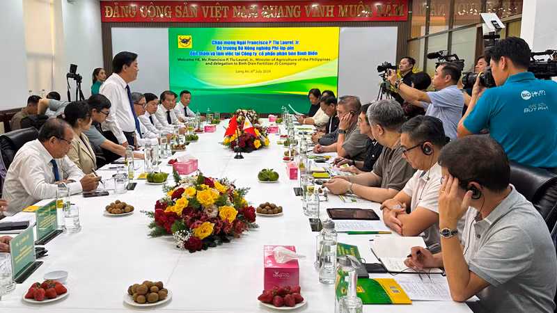 Quang cảnh buổi làm việc.