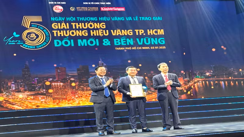 Đồng chí Phan Văn Mãi (bên trái) trao giải thưởng cho Công ty cổ phần Sữa Việt Nam (Vinamilk).