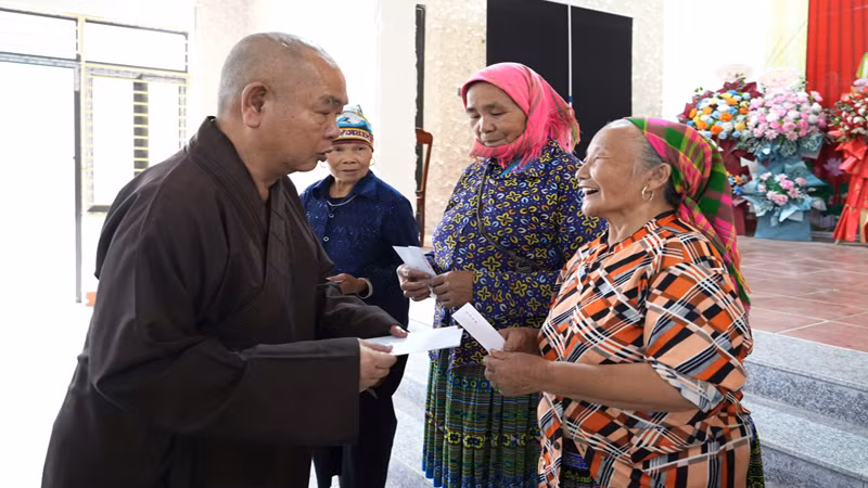 Thượng tọa Thích Huệ Công, Phó Ban trị sự Giáo hội Phật giáo Việt Nam Thành phố Hồ Chí Minh, Trưởng Ban Đại diện Phật giáo người Hoa thành phố, trao 757 phần quà cho bà con tại huyện Bảo Yên và Bắc Hà (Lào Cai).