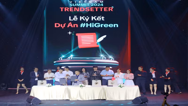 Đại diện Truyền hình Quốc hội và TikTok Việt Nam ký kết việc hợp tác ra mắt sáng kiến #HiGreen.