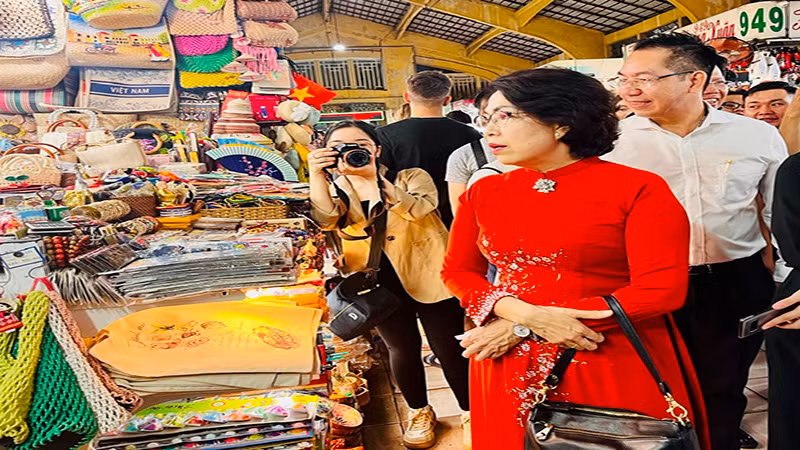 Đoàn lãnh đạo thành phố tham quan Chợ Bến Thành tối ngày 15/12.