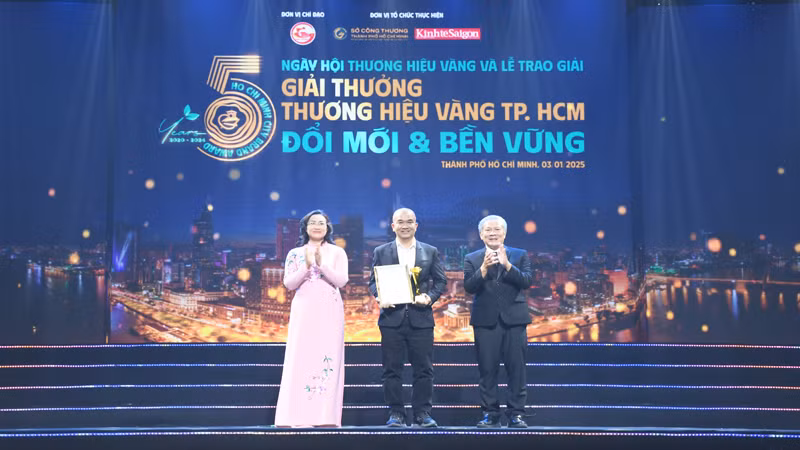 Thứ trưởng Công thương Phan Thị Thắng (trái) và ông Trần Minh Hùng (phải), Tổng Biên tập Tạp chí Kinh tế Sài Gòn, Chủ tịch Hội đồng bình chọn Giải thưởng “Thương hiệu Vàng Thành phố Hồ Chí Minh” và trao giải thưởng cho một doanh nghiệp.