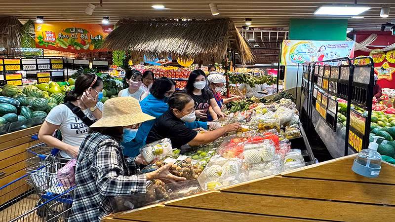 Người dân mua sắm thực phẩm tại siêu thị Co.opmart Rạch Miễu, quận Phú Nhuận, Thành phố Hồ Chí Minh) trong sáng 31/8