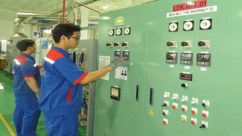 Công nhân kỹ thuật vận hành thiết bị trong Nhà máy cơ khí chính xác Duy Khanh.