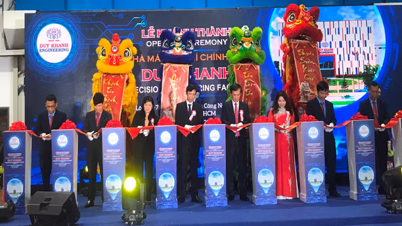 Cắt băng khánh thành Nhà máy cơ khí chính xác Duy Khanh.