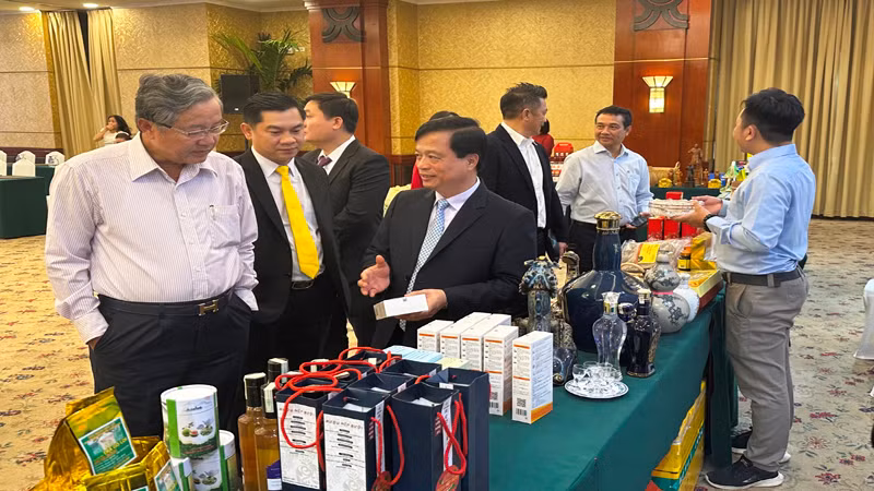 Các đại biểu tìm hiểu những đặc sản của Bình Định tại buổi gặp gỡ. (Ảnh: HOÀNG LIÊM)