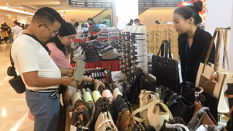 Người tiêu dùng chọn mua túi xách, ví “hàng hiệu” được khuyến mãi tại sự kiện trong ngày 15/12.