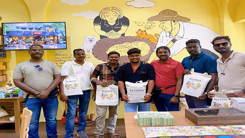 Khách du lịch Ấn Độ chụp hình kỷ niệm tại cửa hàng Thương xá TAX 74-74B Lê Lợi, quận 1.