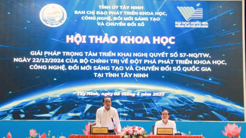 Phó Giáo sư, Tiến sĩ Vũ Hải Quân và đồng chí Nguyễn Hồng Thanh, đồng chủ trì Hội thảo.