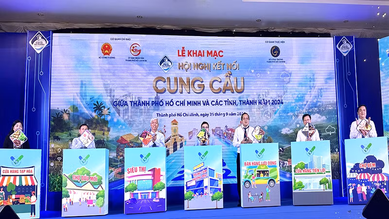 Các đại biểu thực hiện nghi thức kết nối đặc sản các vùng-miền tại lễ khai mạc.