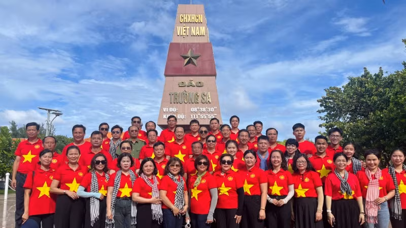 Đoàn công tác Ban Tuyên giáo và Dân vận Trung ương chụp ảnh lưu niệm tại đảo Trường Sa Lớn.